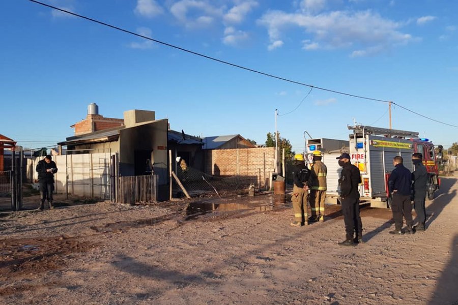 Piden un vuelo sanitario para el adolescente que sobrevivió al incendio en Fernández Oro