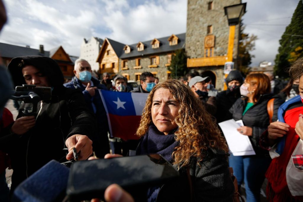 Miles de chilenos en Bariloche reclaman la apertura de Cardenal Samoré