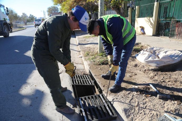 Comenzó la reposición de más de 250 alcantarillas robadas