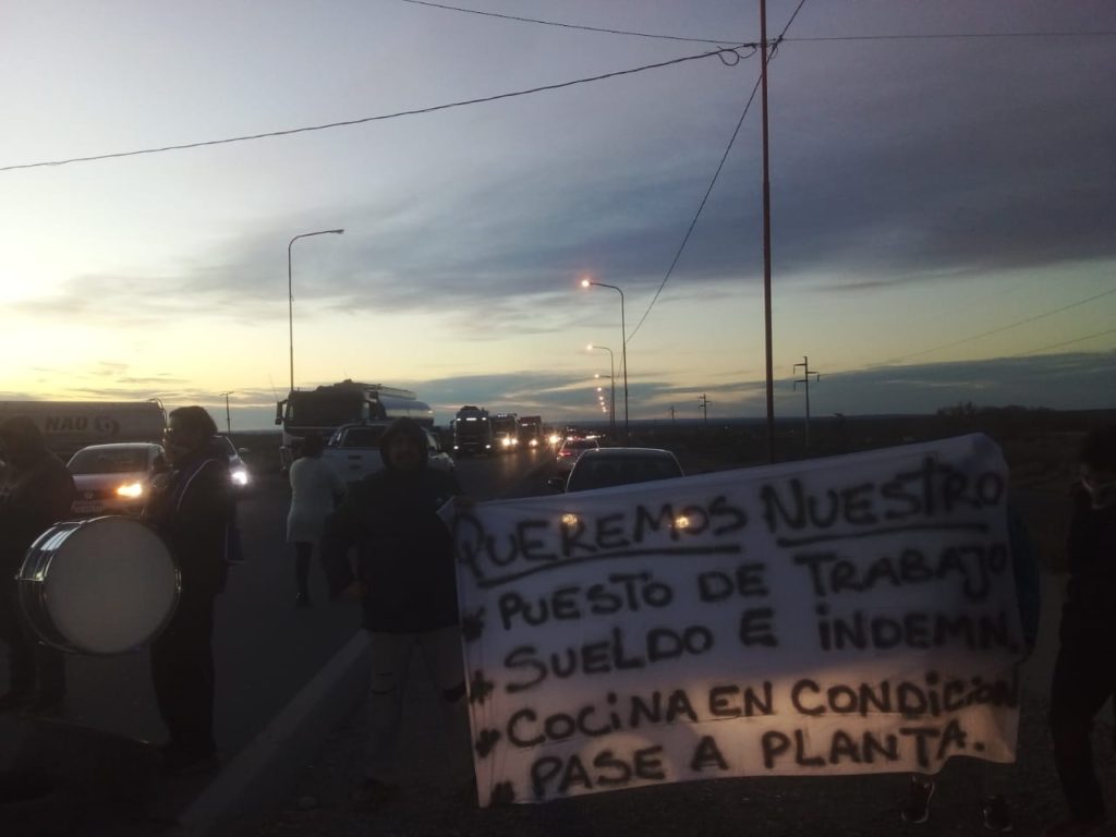Tercerizados del hospital de Cutral Co-Plaza Huincul cortan la Ruta 22