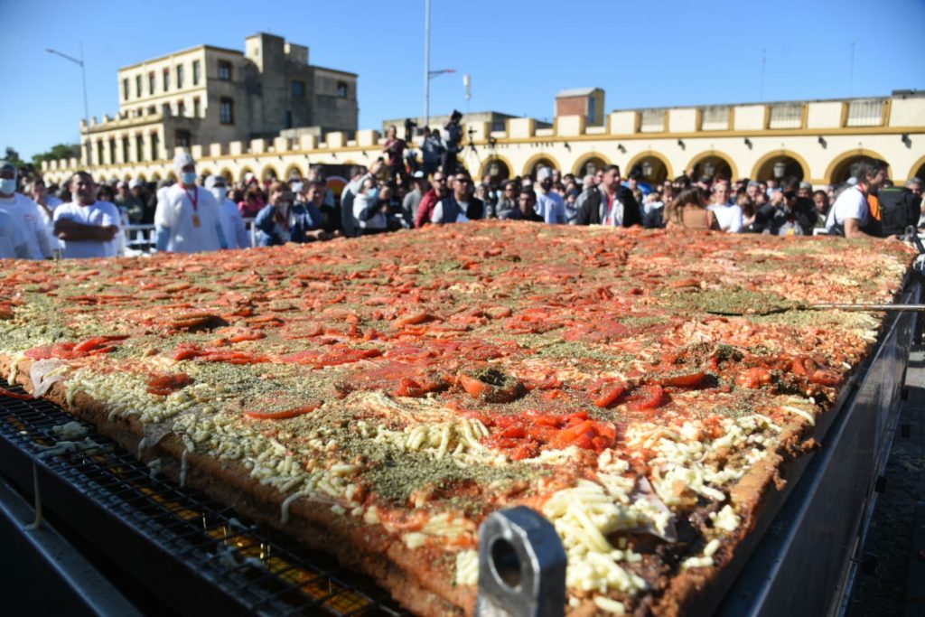 Luján cocinó la milanesa «más grande del mundo»