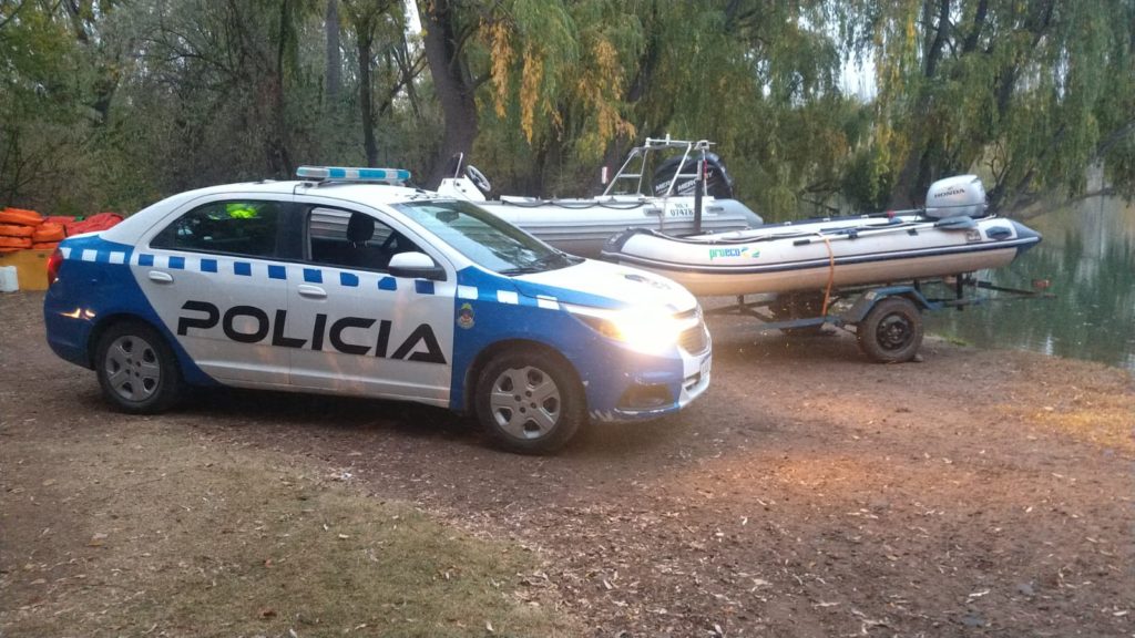 Así amaneció el camión que cayó al río Neuquén