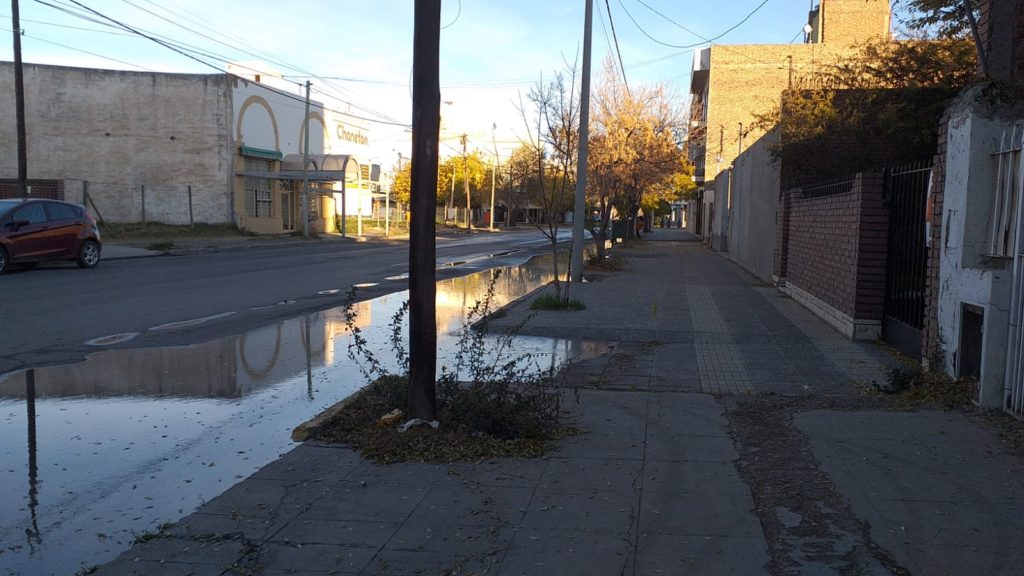 Vecinos tienen líquidos cloacales adentro de sus patios