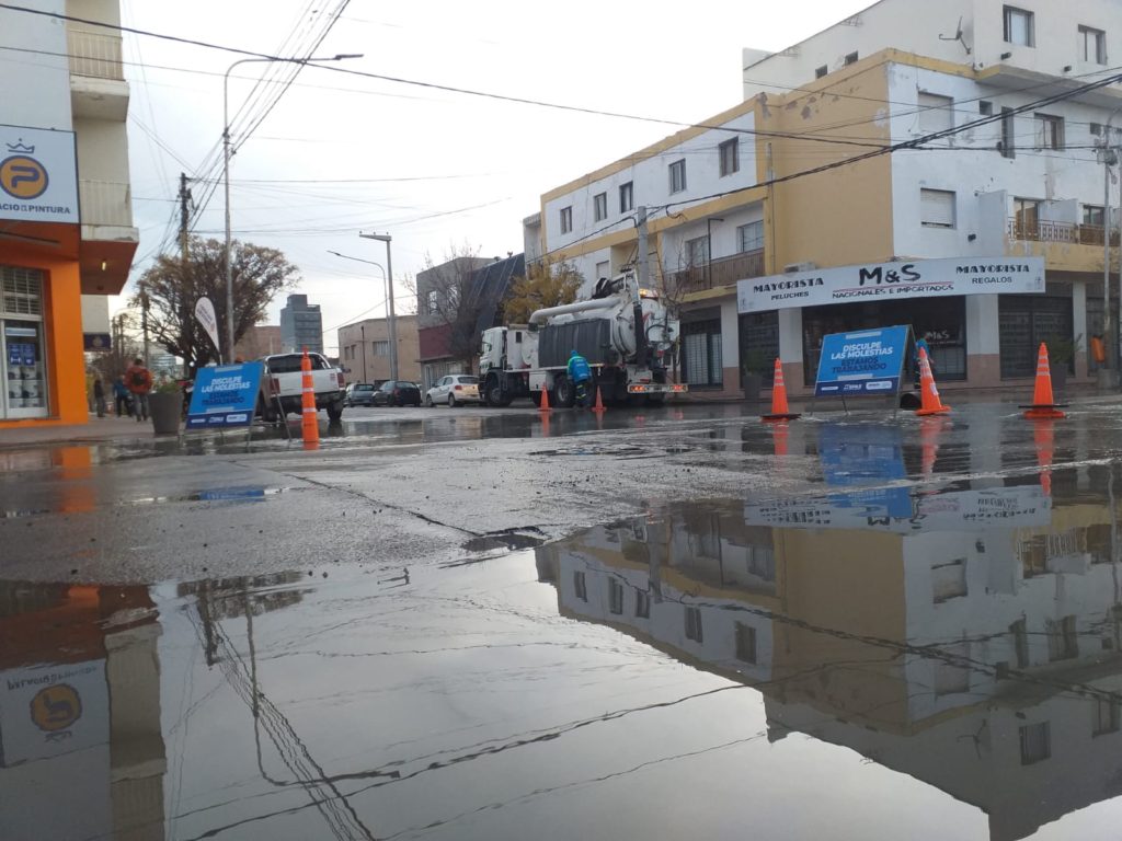 Los trabajos por la pérdida cloacal de la calle Alcorta demorarán al menos una semana