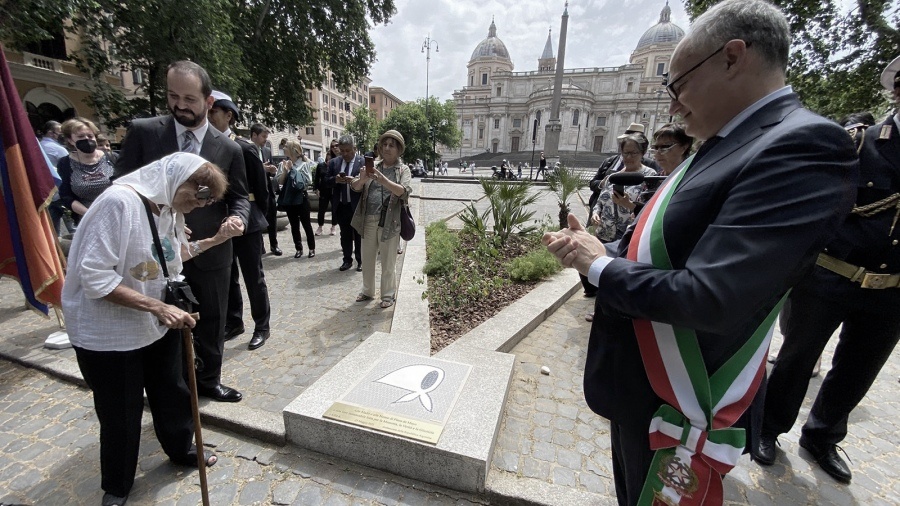 Descubrieron en Roma un pañuelo blanco en homenaje a Madres y Abuelas de Plaza de Mayo