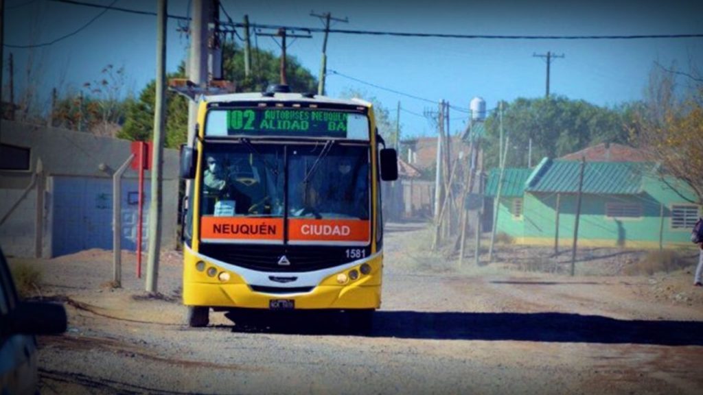 Vecinos de Toma Norte retienen un colectivo