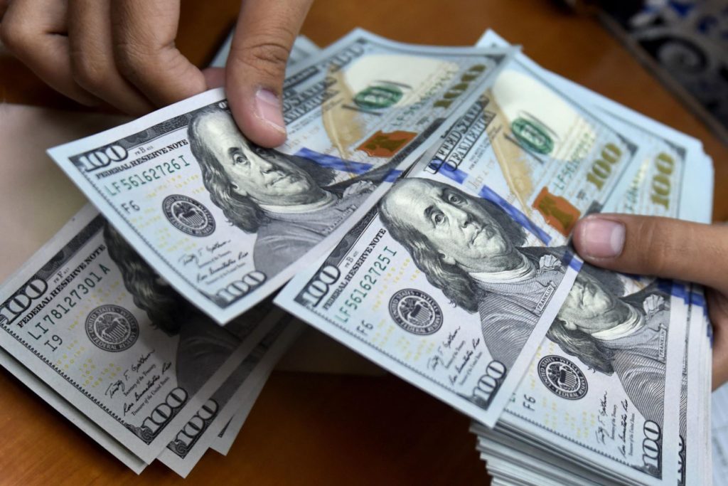 Dólar blue batió nuevo récord: llegó a casi $600