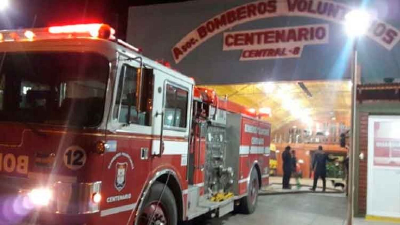 Los bomberos de Centenario auxiliaron a un menor que se ahogaba