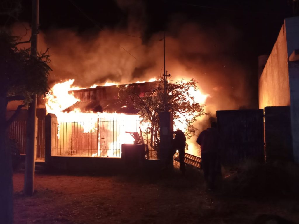 San Antonio Oeste: Policías rescataron a tres mujeres de una vivienda en llamas