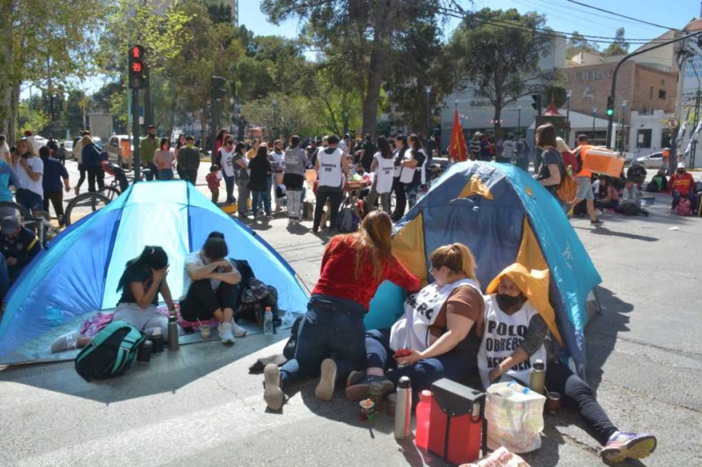 Organizaciones acampan frente al Ministerio de Desarrollo Social