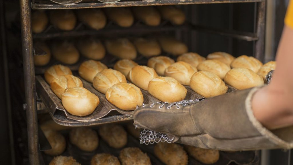 El Gobierno acordó con panaderos que el kilo de pan no supere los $340