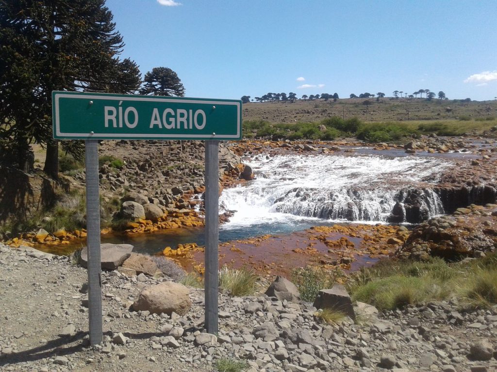 Trabajadores protestan en el puente del Río Agrio