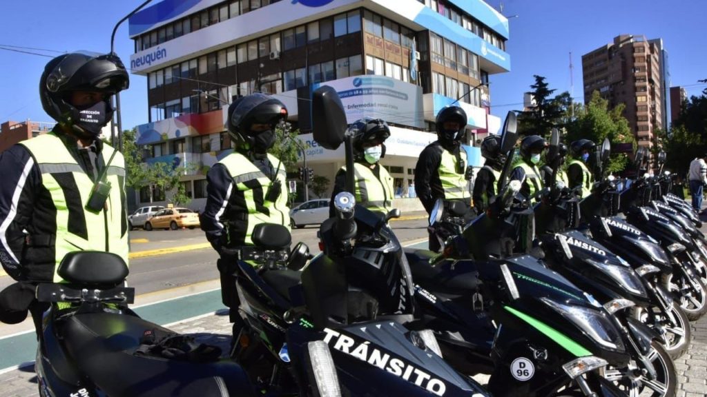 Picadas ilegales: Motoqueros chocaron a un inspector de tránsito