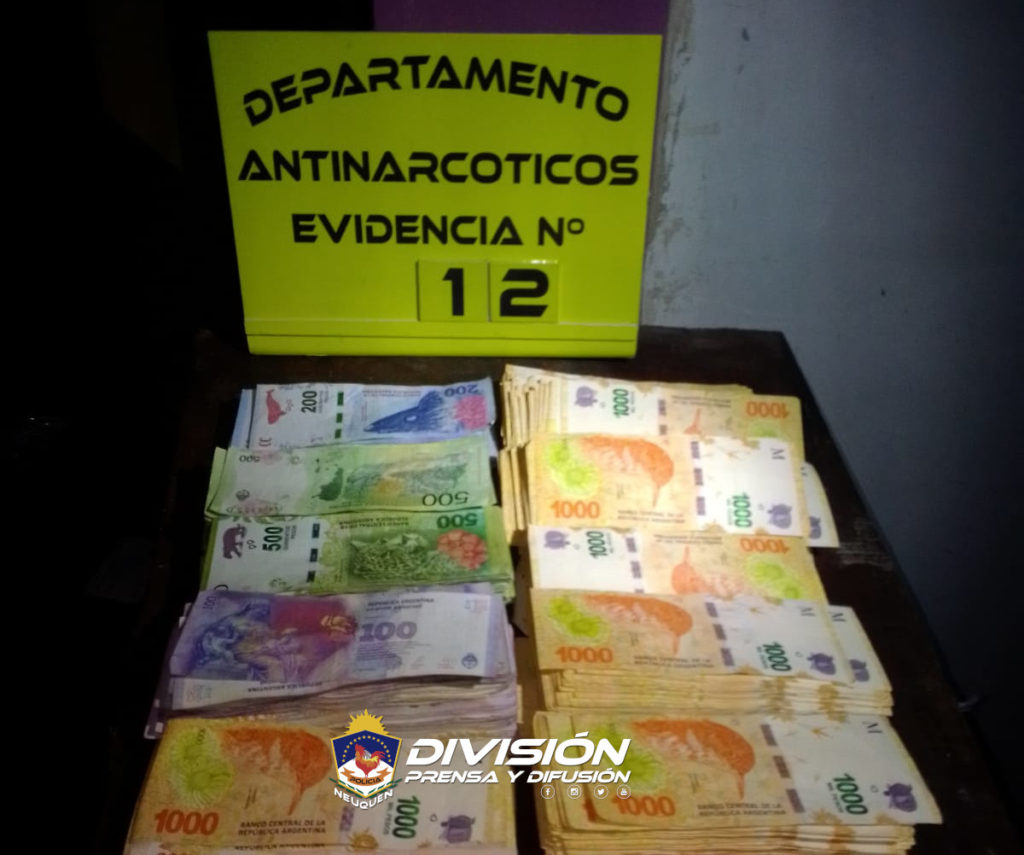 Demoran a dos personas y secuestran más de un millón de pesos provenientes del narcomenudeo