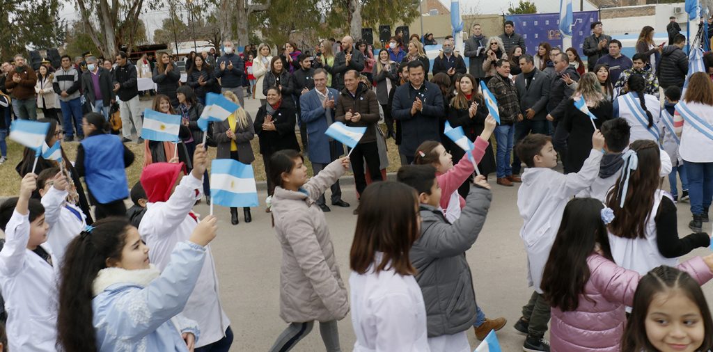 Más de 600 niños de Centenario prometieron lealtad a la bandera