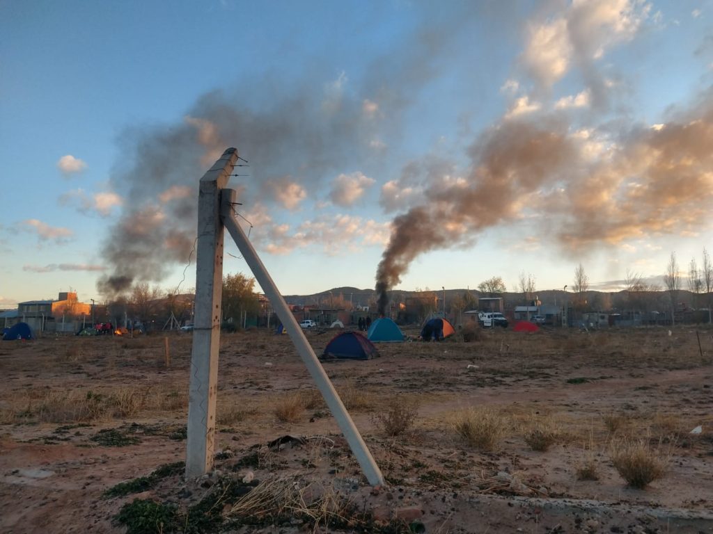 Nueva toma de terrenos genera cruces entre ocupantes y vecinos