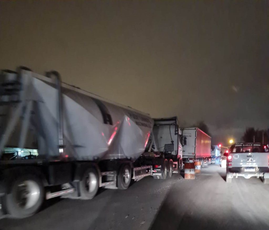 Transportistas cortan el tránsito en Puente 83