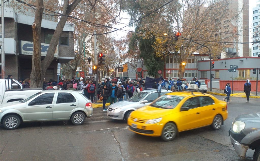 Hospitalarios llevan sus reclamos al hospital Castro Rendón