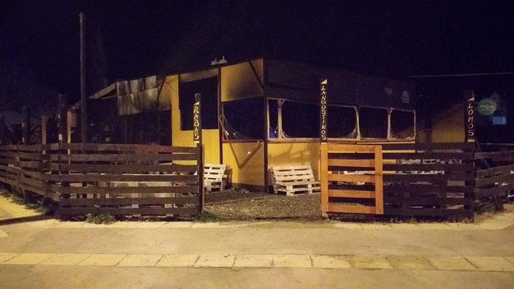 Vandalizaron un bar en el río con una bomba molotov