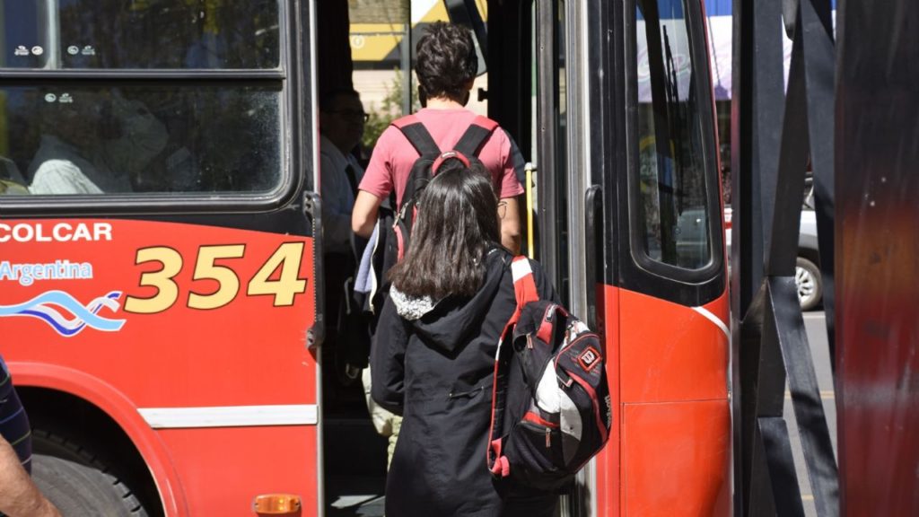 Neuquén estudia la posibilidad de sumar un boleto universitario para quienes estudian en Río Negro