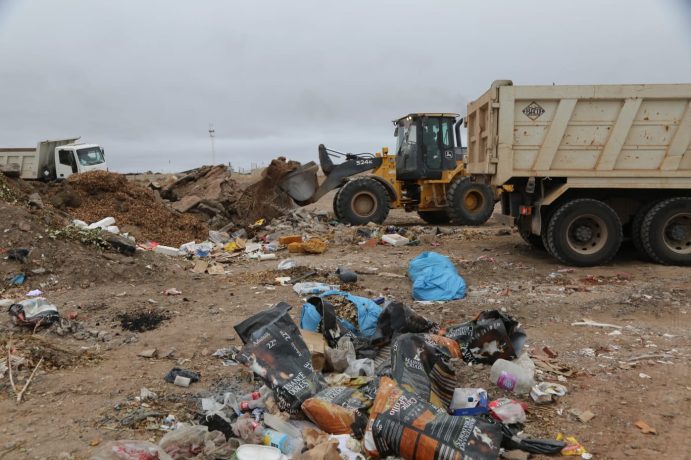 El municipio neuquino limpia los terrenos en Autovía Norte que son usados como basurero