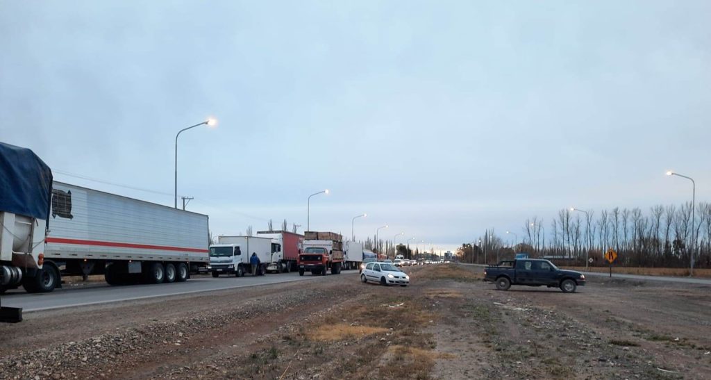 Transportistas impiden el paso a camioneros en Río Negro