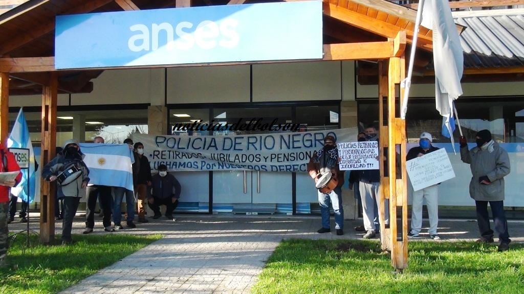 Policías retirados se manifiestan en ANSES por la zona austral