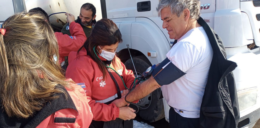 Asisten a los camioneros varados en Las Lajas