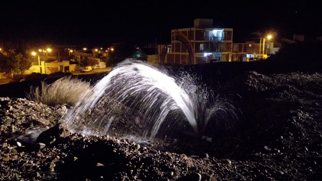 Un caño roto en la barda generó una «fuente de agua»