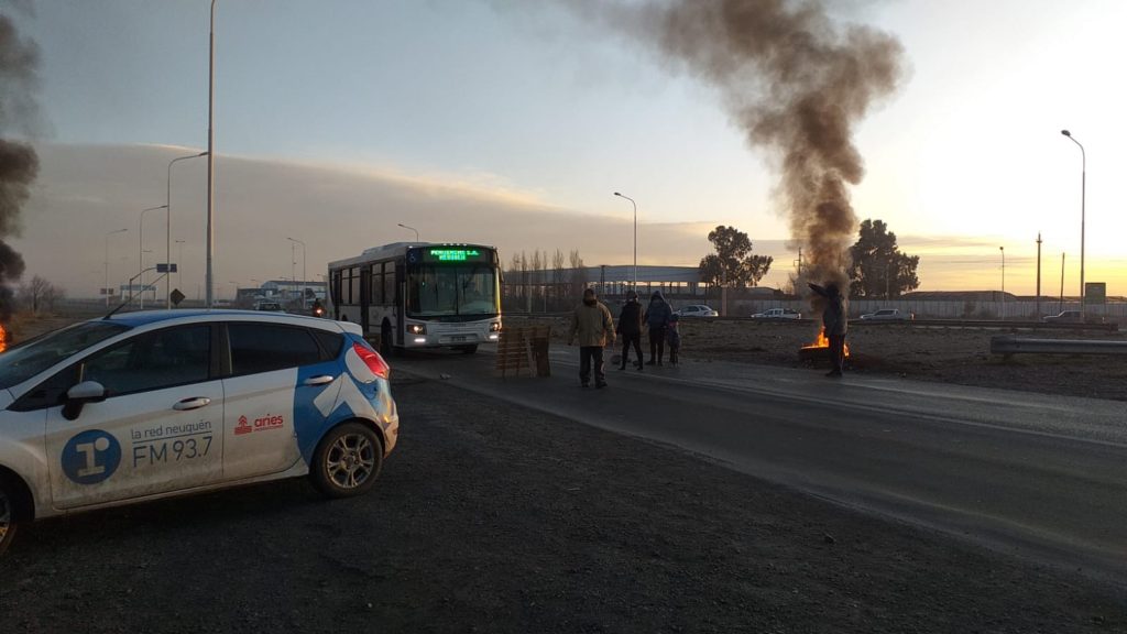 Corte en la Ruta 7 por vecinos que piden las tenencias de sus viviendas