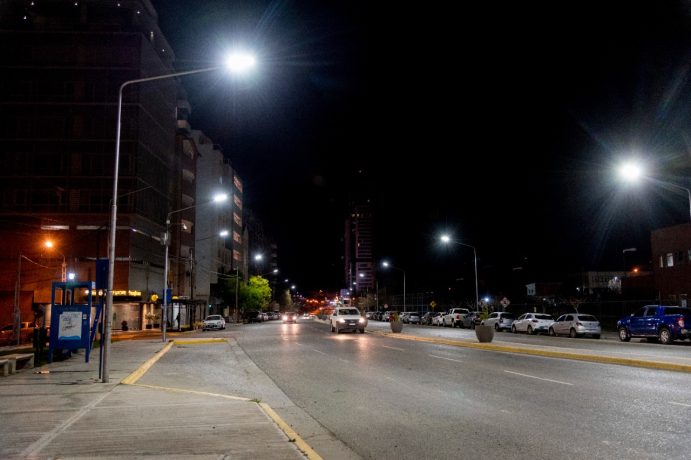 Avanza la instalación de iluminación led sobre la calle Leloir