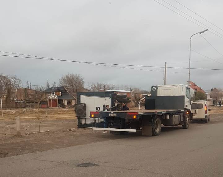 Camionero volcó mientras manejaba por la calle San Martín