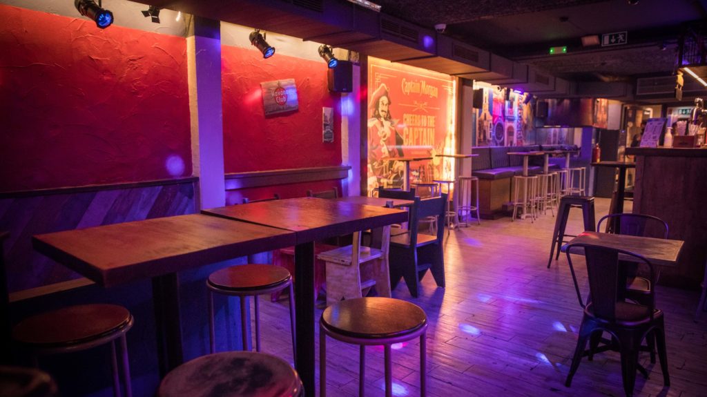 Bailar en los bares y pubs es ley en Neuquén capital