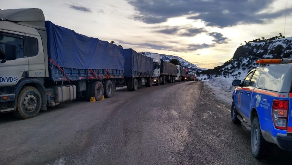 Al menos 60 camiones varados en Neuquén por las nevadas en los pasos fronterizos