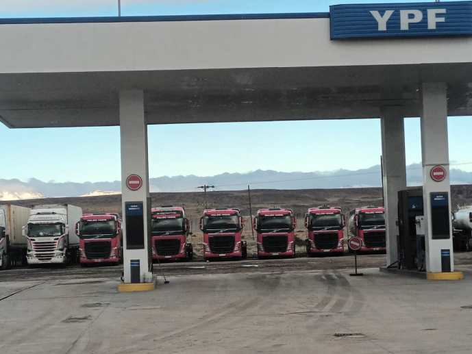 Camioneros y particulares varados en Las Lajas por la nieve