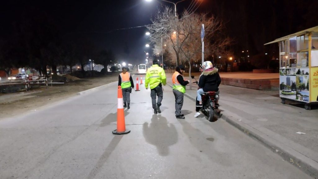 Grupo de motociclistas utilizaron un brazo seco del río Limay para hacer picadas