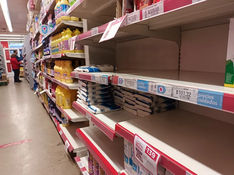 Comercios advierten por la escasez de papel higiénico, café y zapatillas