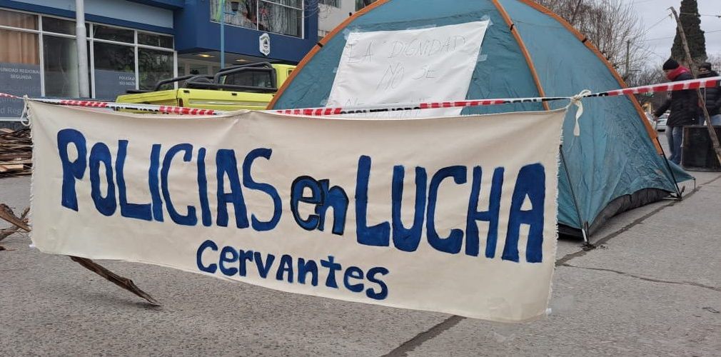 Policías acampan hace seis días en Roca por mejoras salariales