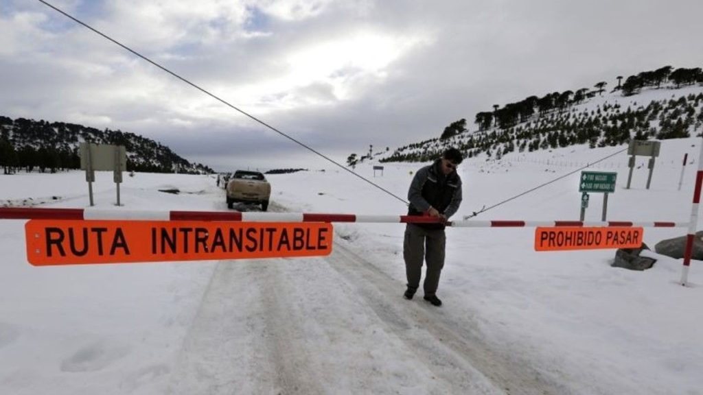 Suspenden la circulación nocturna en las rutas cordilleranas por las fuertes nevadas