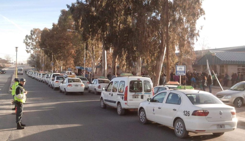 Centenario: Dañó un taxi y terminó demorado