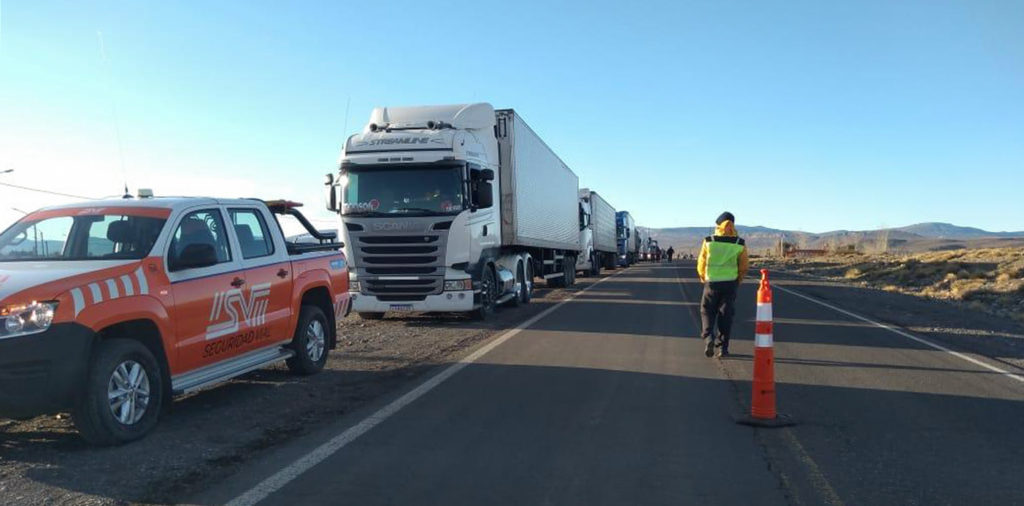 Finalmente todos los camiones varados lograron cruzar hacia Chile