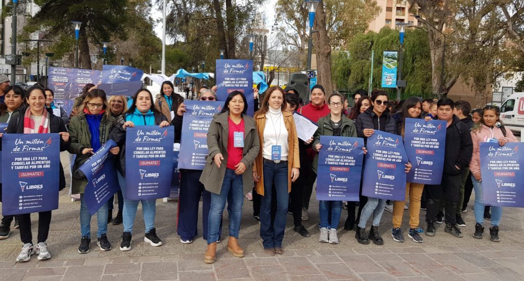 Libres del Sur junta firmas para solicitar el congelamiento de precios de alimentos y servicios