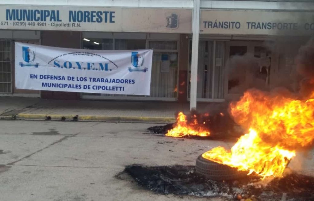 Municipales de Cipolletti endurecen la medida de fuerza y la basura sigue en las calles
