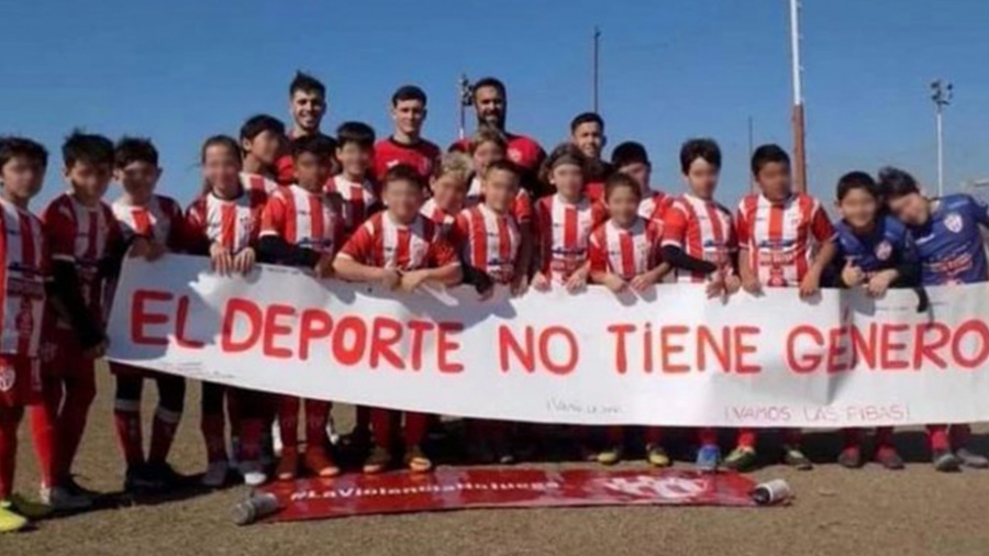 Un club de fútbol denuncia que fue sancionado por incluir a una niña en el equipo