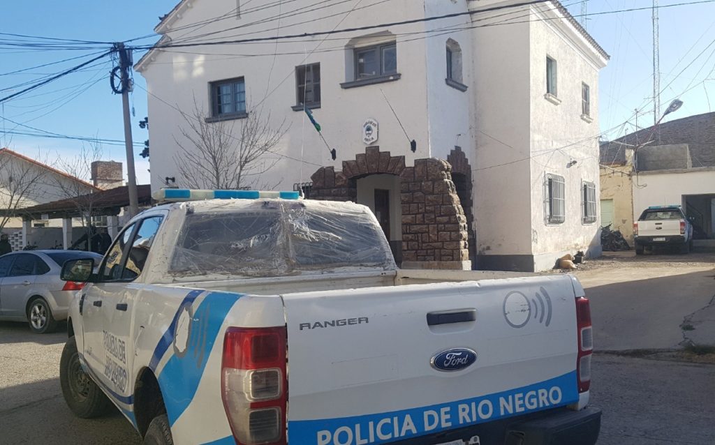 Villa Regina: Detienen a dos personas mientras robaban cables de telefonía