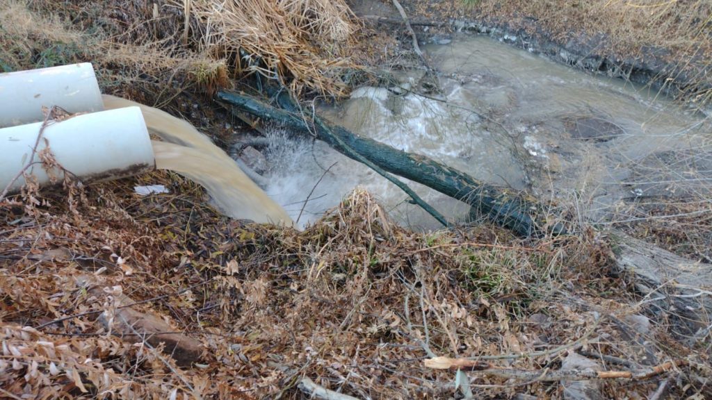 Vecinos de Centenario denuncian que arrojan líquidos cloacales al río Neuquén