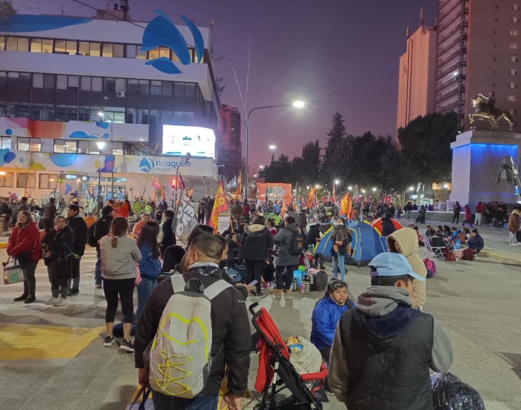 Organizaciones sociales acampan por tiempo indeterminado sobre Avenida Argentina