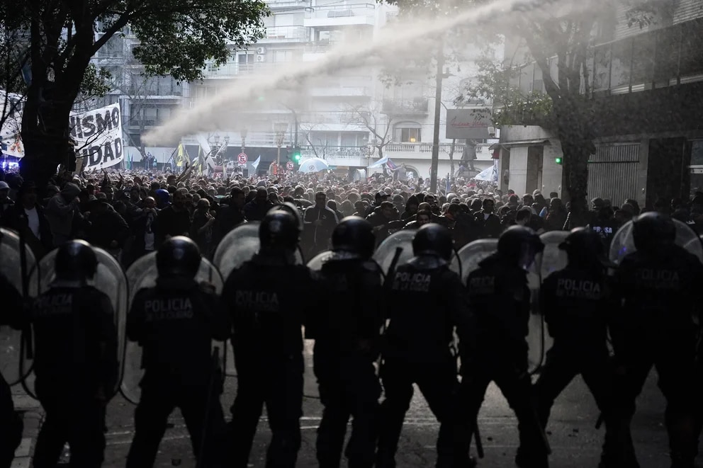 Incidentes en la movilización a la casa de la vicepresidenta Cristina Kirchner