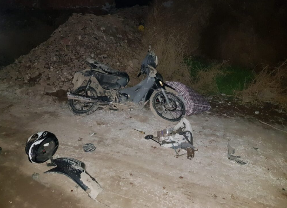 Un menor que conducía un auto chocó a dos motociclistas y se dio a la fuga