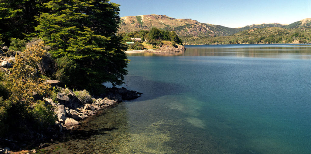 Lago Aluminé: Hallaron el cuerpo de un hombre flotando con una piedra atada al cuello